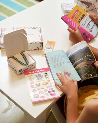 A child discovering the WipalaBox Emberá Chamí Adventure and its activities.